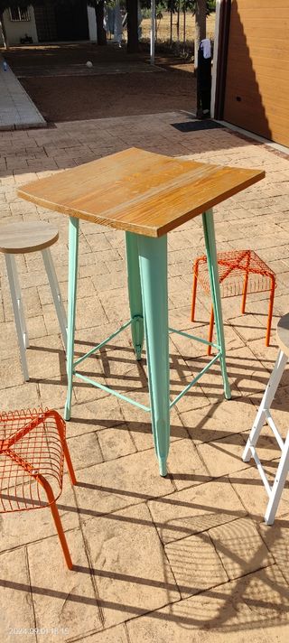 Mesa alta con banquetas