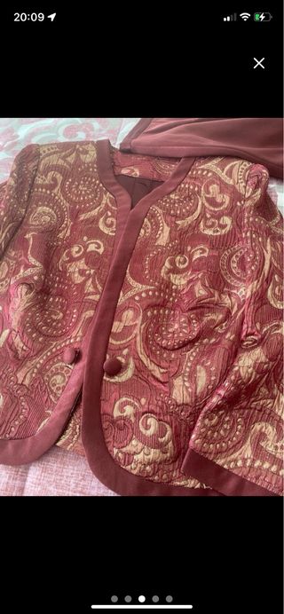 Chaqueta, falda larga y bolso. Fiesta