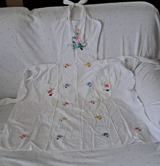 Grembiule ricamato con pettorina