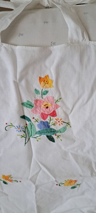 Grembiule ricamato con pettorina