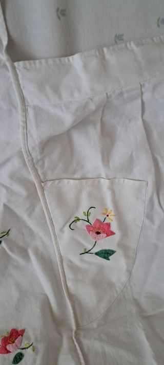 Grembiule ricamato con pettorina