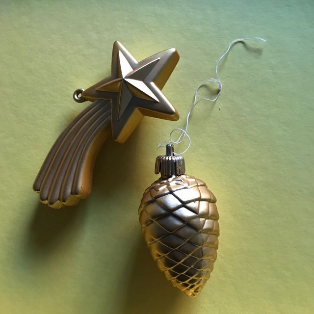 Estrella y piña doradas