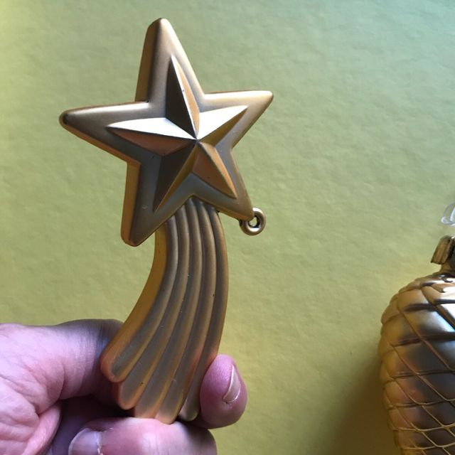 Estrella y piña doradas