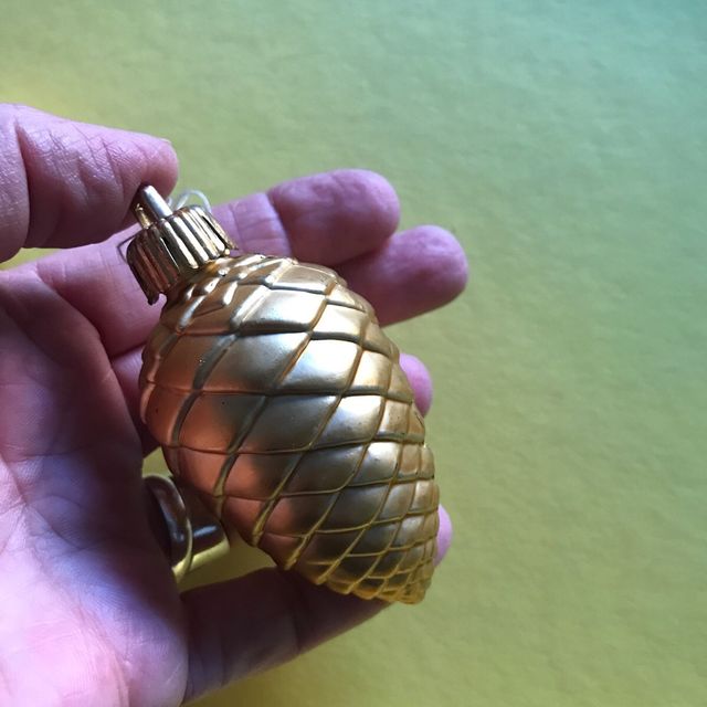 Estrella y piña doradas