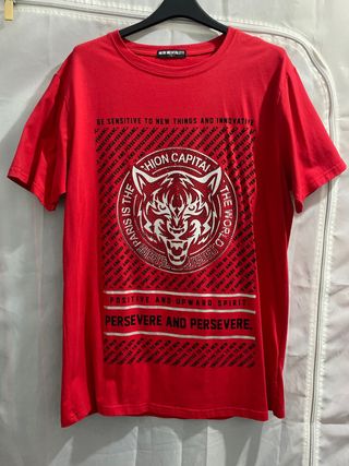 Camiseta roja de mangas cortas