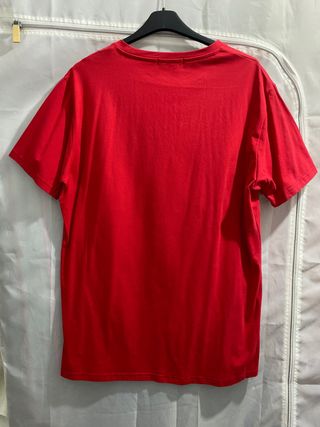 Camiseta roja de mangas cortas