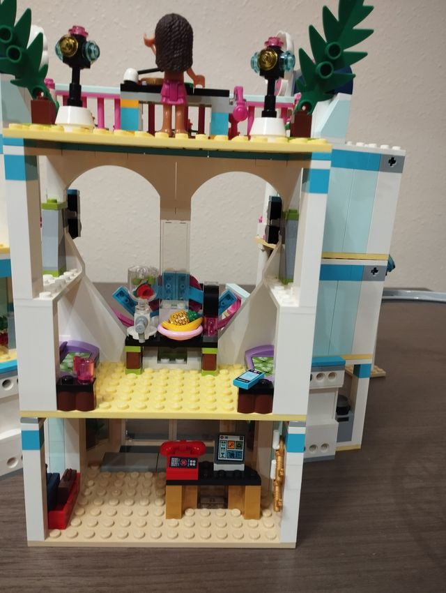 RESORT DE HEARTLAKE LEGO FRIENDS