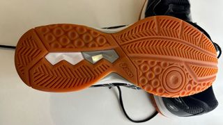 Zapatillas deporte indoor  Asics y rodilleras
