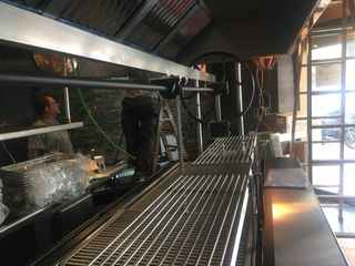 Barbacoa y fuego a tierra