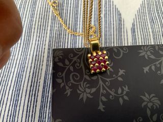 Colgante de oro de 18 kt y rubies