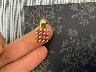 Colgante de oro de 18 kt y rubies