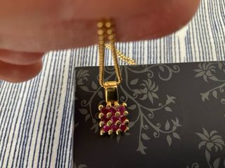 Colgante de oro de 18 kt y rubies