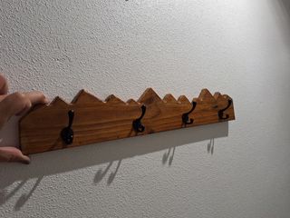 Percha madera hecha a mano montañas