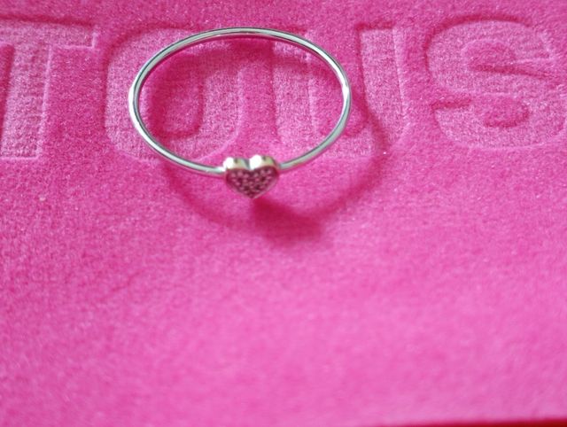 Anillo oro blanco y diamantes. Tous