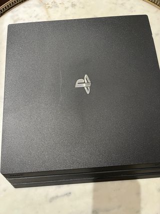 Consolle PS4 pro 1 ThB con 1 controller