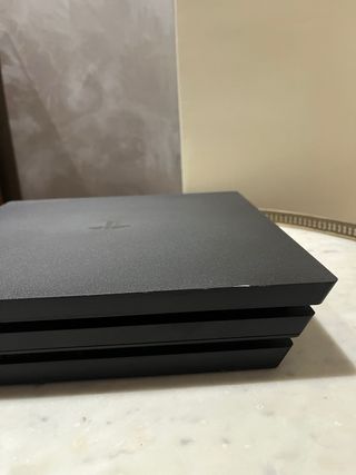 Consolle PS4 pro 1 ThB con 1 controller