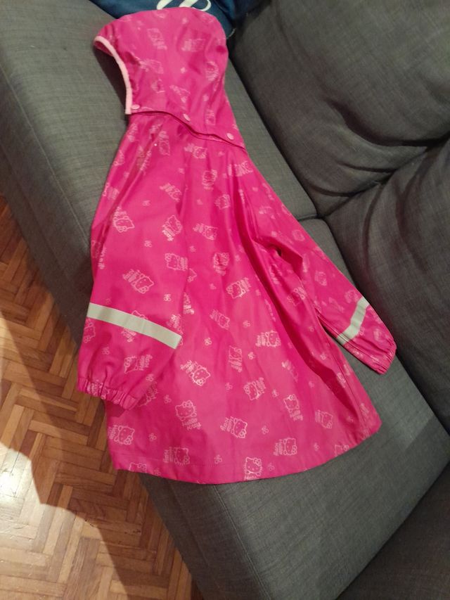 Chubasquero nin̈a,hello kitty. Del HYM