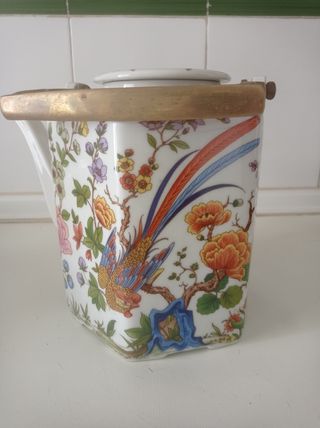 Antigua y preciosa tetera cafetera