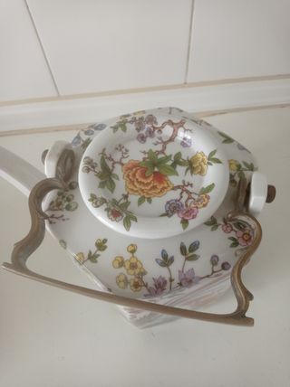 Antigua y preciosa tetera cafetera