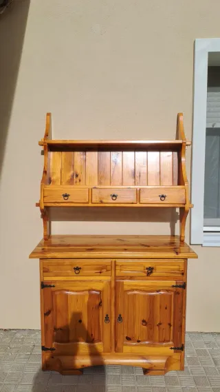 Mueble vajillero antiguo en madera maciza de pino.
