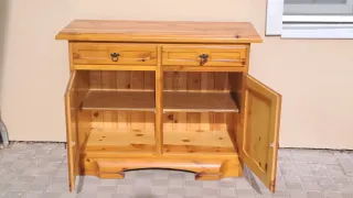 Mueble vajillero antiguo en madera maciza de pino.