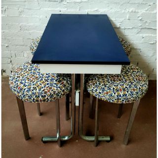 tavolo in formica + sgabelli