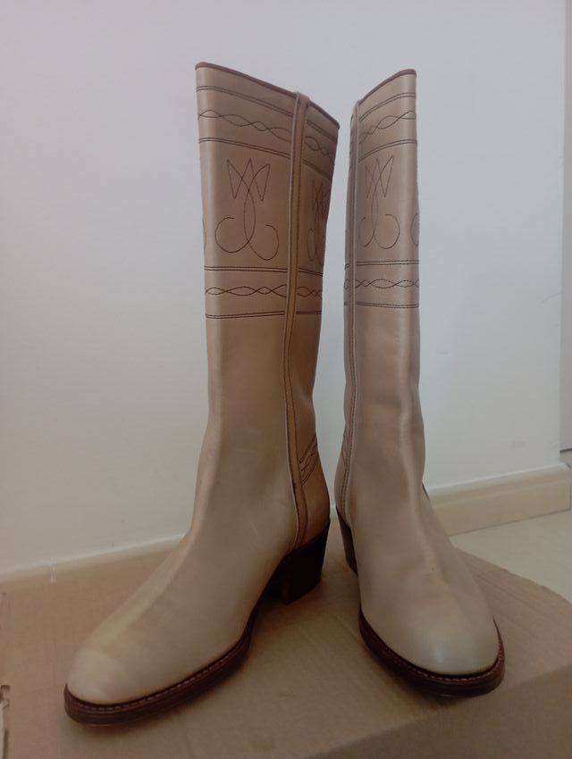 Botas de piel nuevas, artesanales, hechas a mano