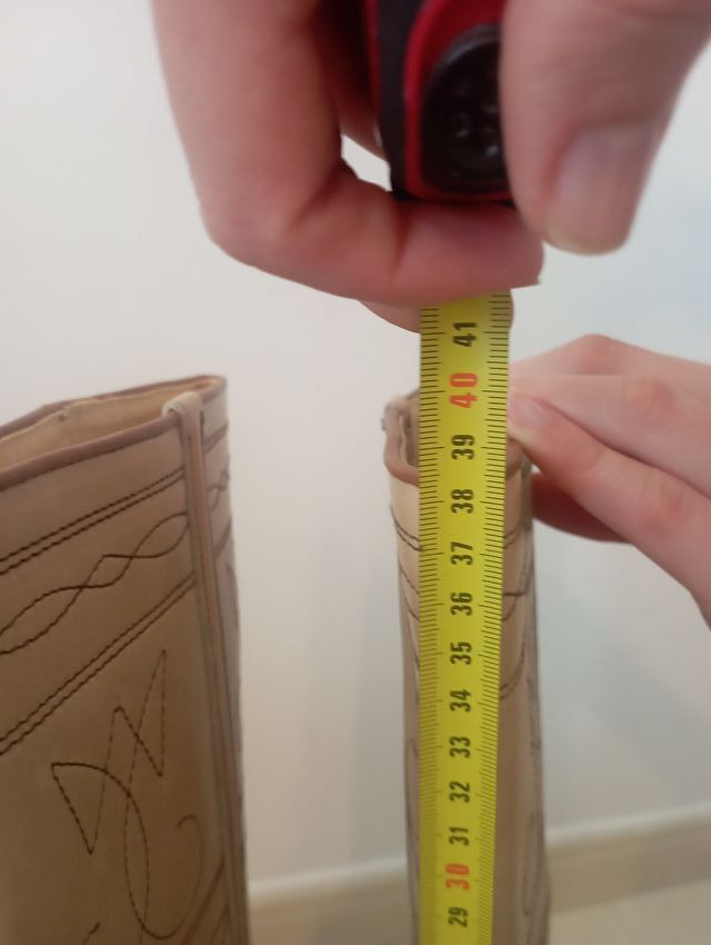 Botas de piel nuevas, artesanales, hechas a mano