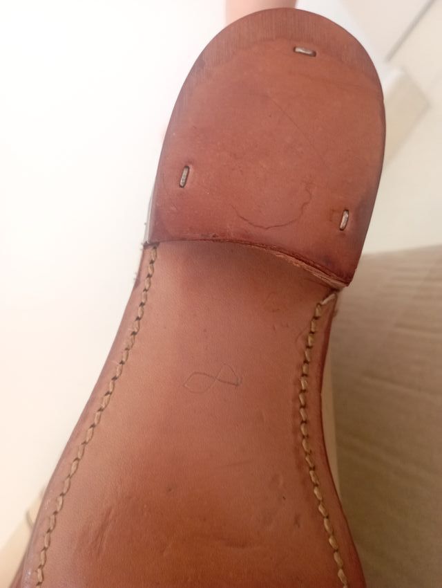 Botas de piel nuevas, artesanales, hechas a mano