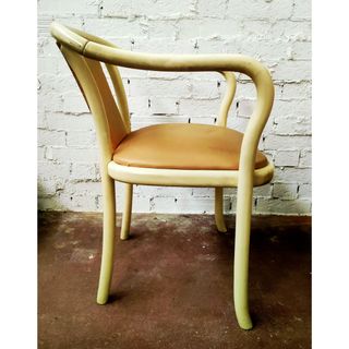 Sillón de madera curvada