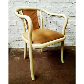 Sillón de madera curvada