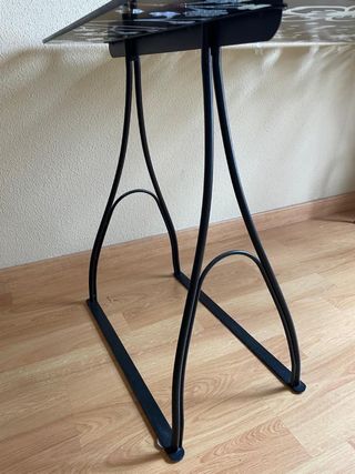 Mesa de cristal con patas de forja