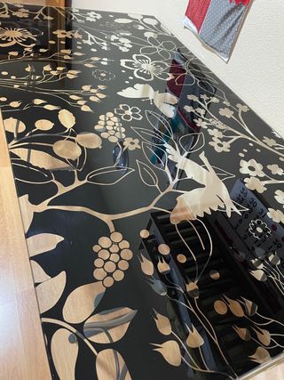 Mesa de cristal con patas de forja