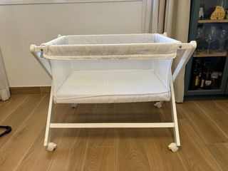 Minicuna de madera blanca