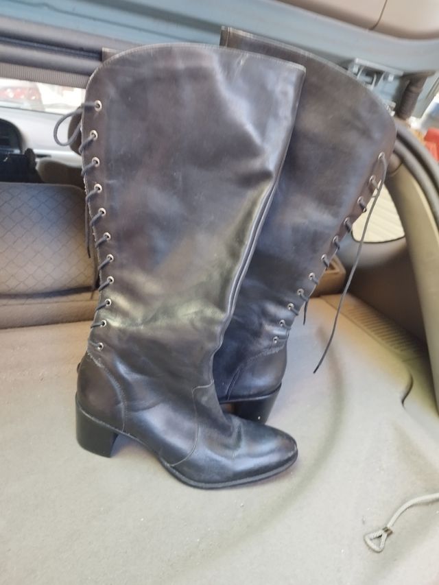 Bota 👢 alta, de cuero