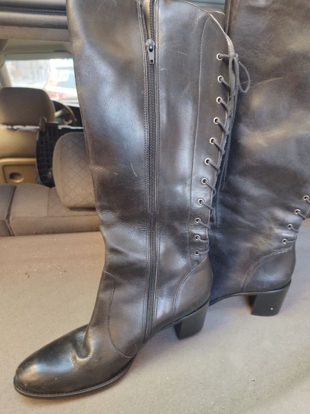 Bota 👢 alta, de cuero