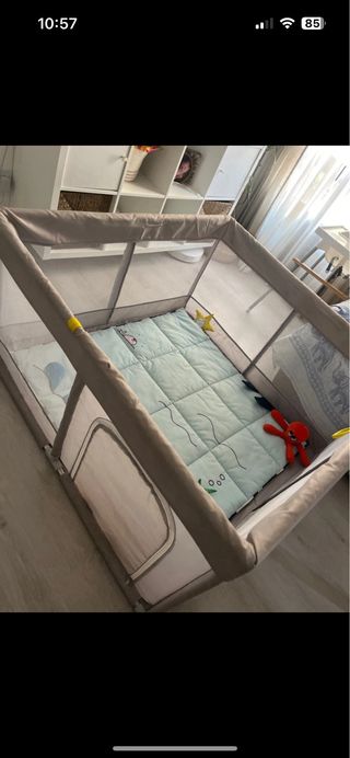 Parque infantil bebe con alfombra de juegos
