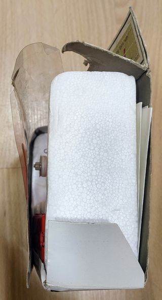 Maquina de coser de viaje a pilas.