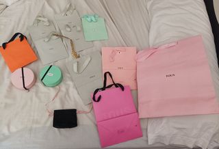 Lote de cajas, bolsas y saquito de Tous