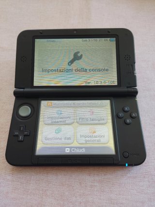 Nintendo 3DS XL rosso con scatola