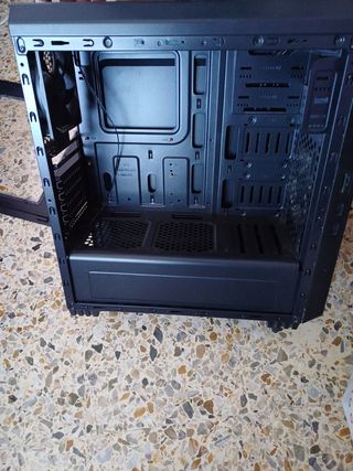 Caja ordenador con disquetera-grabadora 