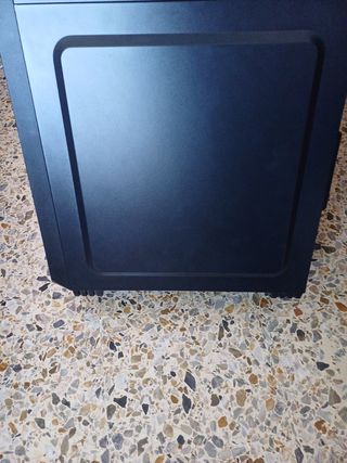 Caja ordenador con disquetera-grabadora 