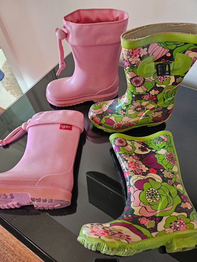 Botas de agua. T25/26. Cada una 5 euros.