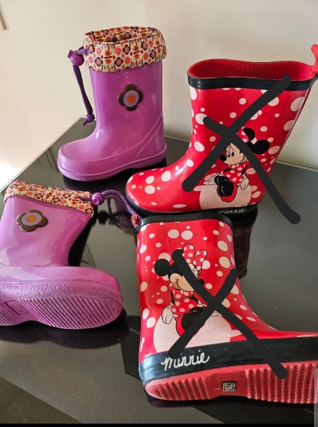 Botas de agua. T25/26. Cada una 5 euros.