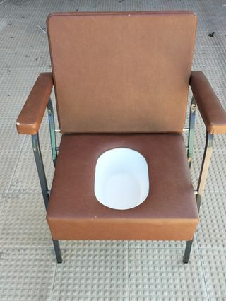 Sillón con inodoro vintage