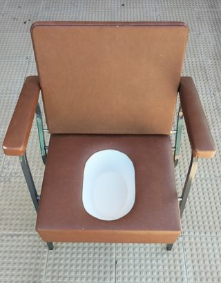 Sillón con inodoro vintage