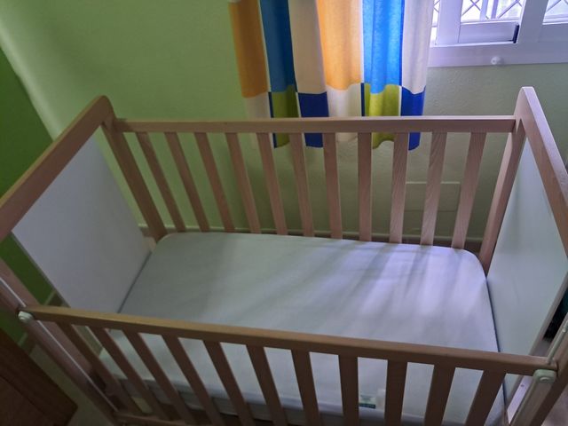 Cuna Mira luna + colchón visco + chichoneras