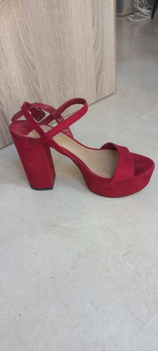 Sandalia roja tacon n.37 Stradivarius
