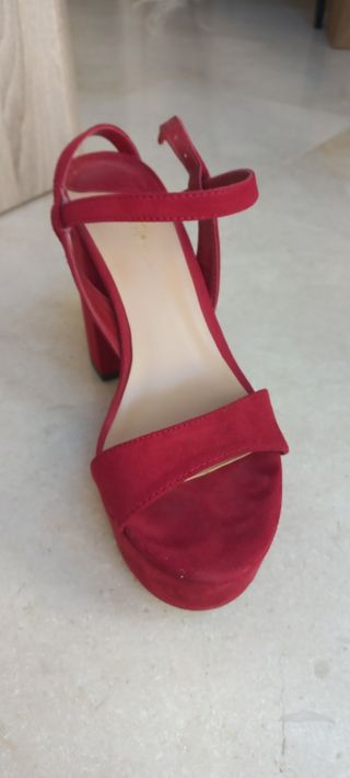 Sandalia roja tacon n.37 Stradivarius