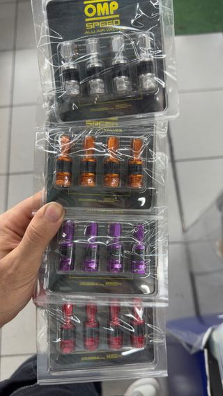 Valvulas llanta coche tapon solo queda roja